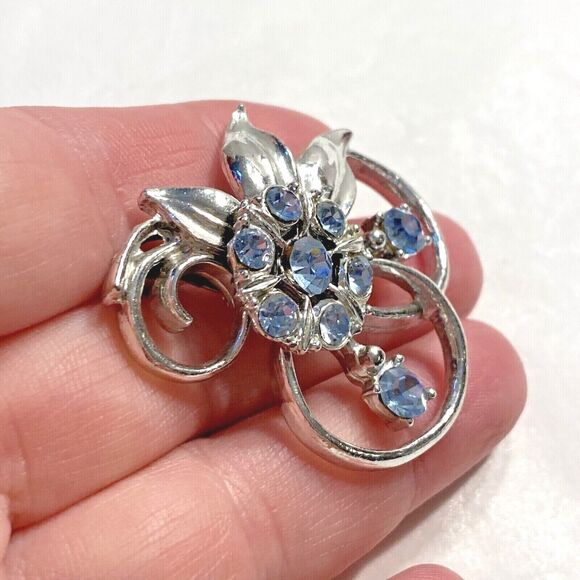 Vintage mid century silver tone brooch with light blue rhinestones retro pin - Picture 2 of 5